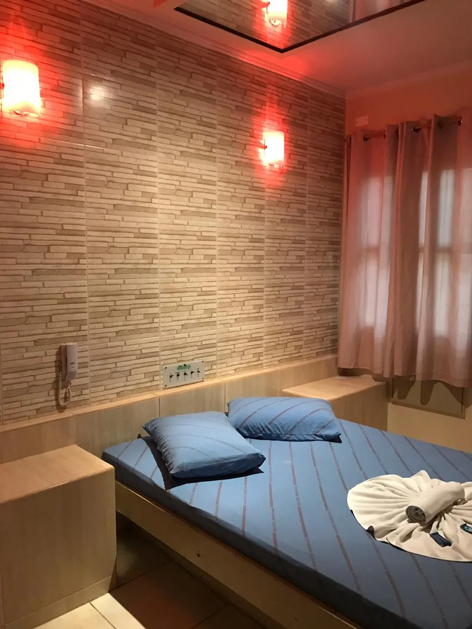 Suíte com decoração romântica e conforto em Santos